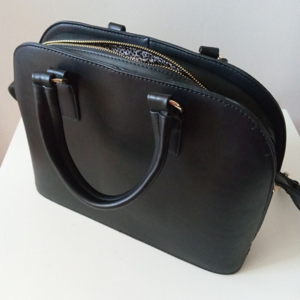 👜🖤Sole Society | Hand Bag🖤👜 / Crossbody Bag | Black & Gold | Never Used NWT